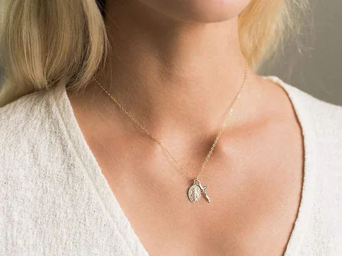 Miniatura 2 de AllenCOCO Collar de oro para mujer y niña plisado delicado y simple collar de gargantilla con dije de círculo entrelazado cruz de Virgen María No es