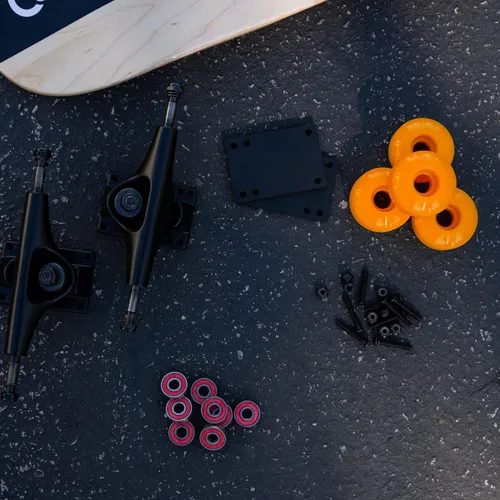 Miniatura 3 de Cal 7 Combo con camiones de 5.472 in, ruedas, rodamientos Camión negro + ruedas naranjas