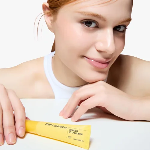 Miniatura 3 de CNP Propolis Jelly Lipcerin™ - 01 Honey Cake, bálsamo labial y brillo hidratante con miel de manuka + ácido hialurónico, rellenos para calcetines