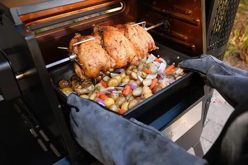 Miniatura 6 de Masterbuilt® Gravity Series - Accesorio de Rotisserie con varillas de asador de acero inoxidable, garras de carne y fuente de energía eléctrica