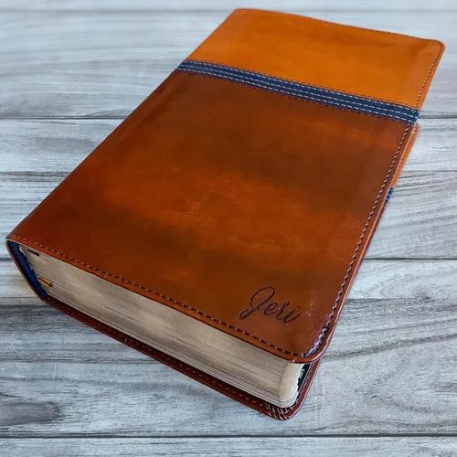 Miniatura 3 de Biblia de estudio NIV personalizada, marrón y azul, ilustrada a mano y grabada con láser, grabado personalizado de nombre disponible, regalo