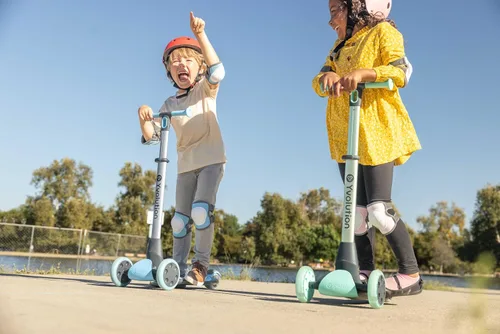 Miniatura 9 de Yvolution Y Glider Nua Patinete plegable de tres ruedas para niños con accesorio de almacenamiento para niños a partir de 3 años Azul ecológico