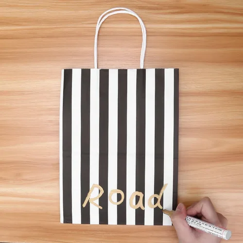 Miniatura 7 de 100 bolsas de regalo medianas, 8 x 4.75 x 10.5 pulgadas, bolsa de papel kraft reciclado a rayas blancas y negras con asas a granel para Navidad