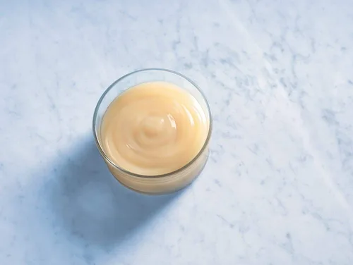 Miniatura 3 de Ghirardelli Salsa premium de chocolate blanco saborizado con otros sabores naturales, botella de 87.3 onzas