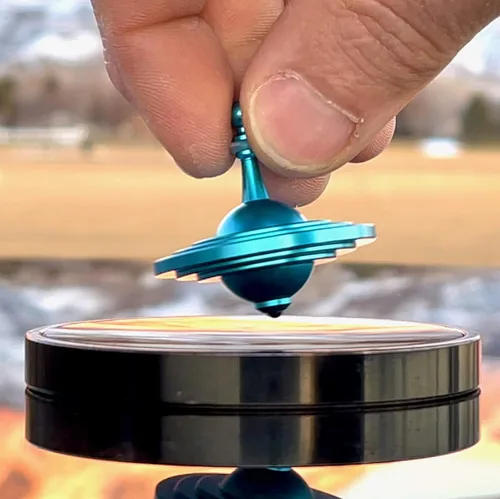 Miniatura 4 de UFO Tops Cussac - Peonza de Juguete Fidget Giratorio de Metal - Inspirado en el Avistamiento de OVNI Documentado de 1967 en Cussac, Francia