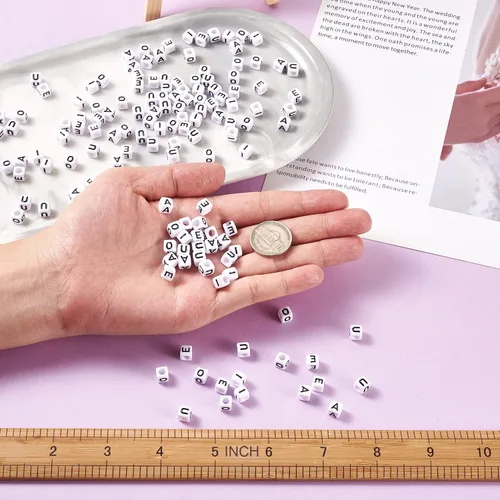Miniatura 5 de FASHEWELRY 500 cuentas de letras acrílicas en forma de cubo vocal de 0.236 x 0.236 pulgadas, cuentas blancas del alfabeto con iniciales A/E/I/O/U