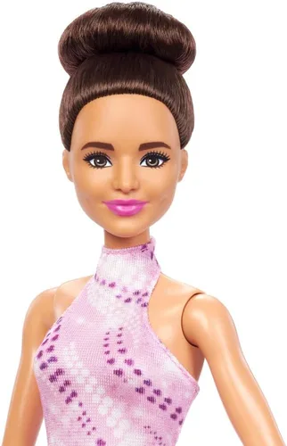 Miniatura 3 de Barbie Careers Fashion Doll & Accesorios, Morena Patinadora de Hielo en Traje Rosa Desprendible con Patines de Hielo y Trofeo