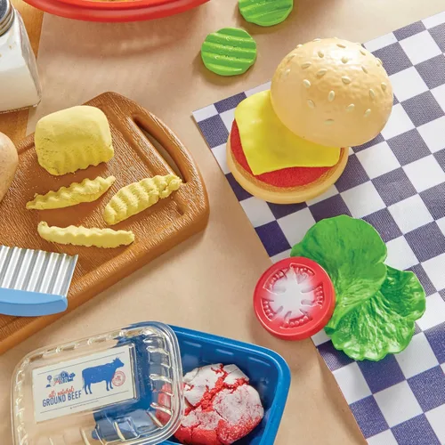 Miniatura 6 de Little Tikes Creative Chefs - Kit de hamburguesa con queso y papas fritas con 22 accesorios, juego de cocina para niños y niñas a partir de 3 años