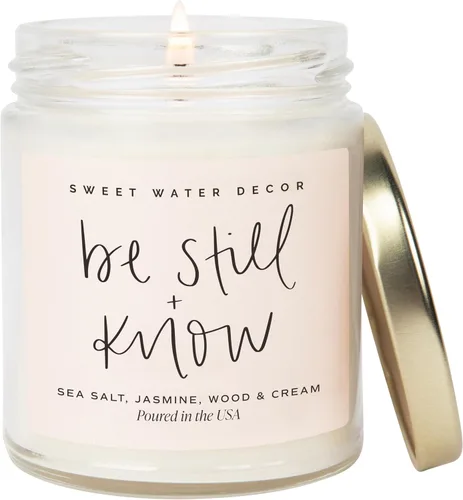Sweet Water Decor, Be Still and Know, Vela de cera de soja perfumada con sal marina, jazmín, crema y madera para el hogar - Regalos de velas