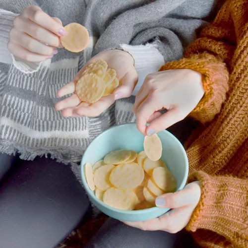 Miniatura 10 de Good Thins Galletas saladas de tres quesos con arroz y queso sin gluten, galletas para bocadillos a granel, 6 cajas de 3.5 onzas