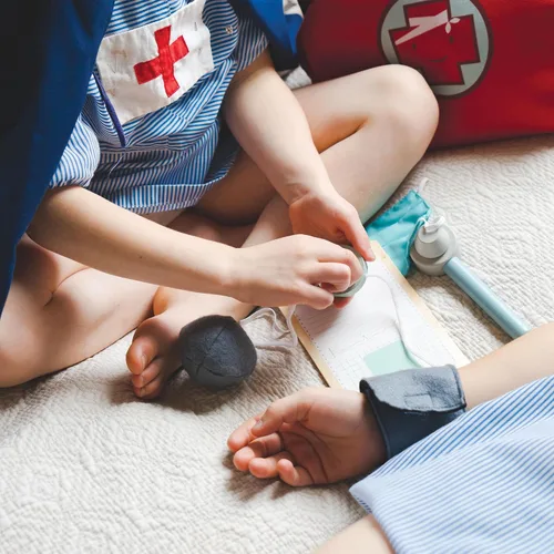 Miniatura 7 de Tender Leaf Toys - Bolsa de doctor - Kit médico de juguete de simulación de doctor - Promueve el juego de rol imaginario y creativo, ayuda a crear