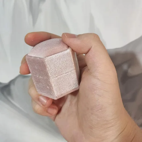 Miniatura 9 de Caja hexagonal de terciopelo para anillos con doble anillo, elegante caja de almacenamiento de joyas para propuestas, compromiso, aniversario, Blanco