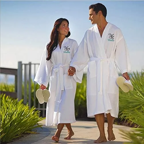 Miniatura 2 de Classy Bride Juego de 2 batas de spa personalizadas Mr. and Mrs, Negro, Blanco