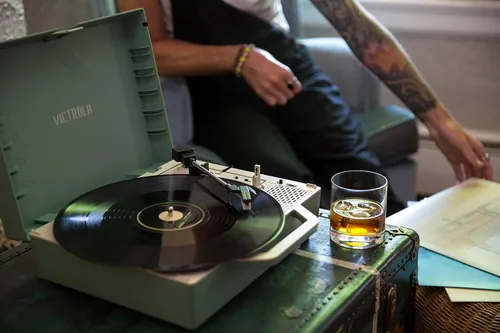 Miniatura 6 de Victrola Re-Spin Reproductor de discos de vinilo, maleta, sostenible, 3 velocidades (33 1/3, 45 y 78 RPM), Bluetooth, correa, radiador de graves