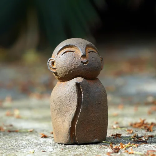 Miniatura 13 de OwMell Estatua de monje japonés de Jizo, figura de Buda Jizo, estatua conmemorativa del acuario, adorno de flores de hierro