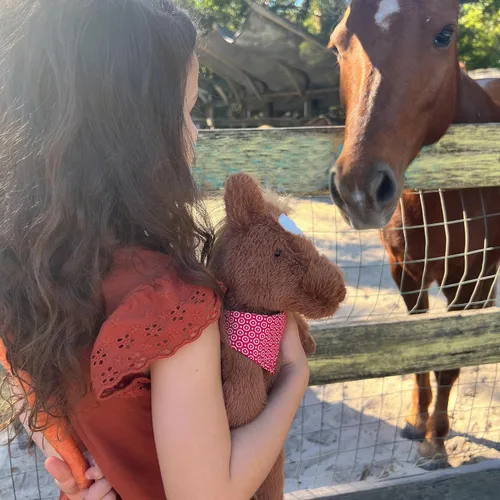 Miniatura 8 de MON AMI Juguete de peluche Cinnamon The Horse – Caballo de peluche suave de 15 pulgadas, peluche de poni de granja con bandana, animal sentado