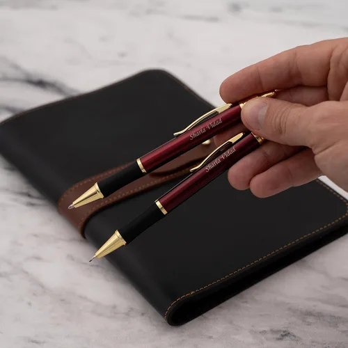 Miniatura 2 de Dayspring Pens Monroe - Juego de bolígrafos y lápices, laca roja con borde dorado, grabado personalizado, regalo de graduación, aniversario