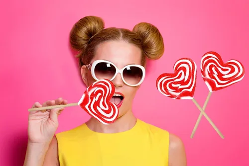 Miniatura 6 de Fruidles Paquete de seis paletas de 2.82 oz con diseño de corazón rojo y blanco, envueltas individualmente
