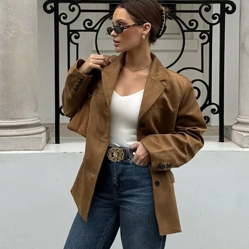 Miniatura 205 de Cinturón de cuero clásico con hebilla de metal para mujer con vestido de jeans
