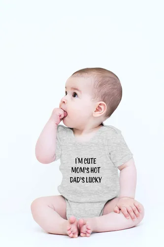 Miniatura 2 de Crazy Bros Tees Body de una pieza para bebé con texto en inglés "I'm Cute, Mom's Hot, Dad's Lucky