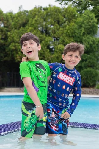 Miniatura 3 de Marvel Paquete de 3 trajes de baño de Avengers UPF 50+ para niños pequeños y grandes
