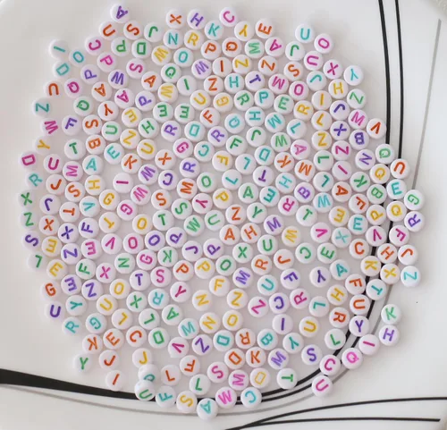 Miniatura 4 de ToBeIT 1000 cuentas de letras acrílicas de color redondo del alfabeto para hacer joyas, pulseras, collares (color blanco)