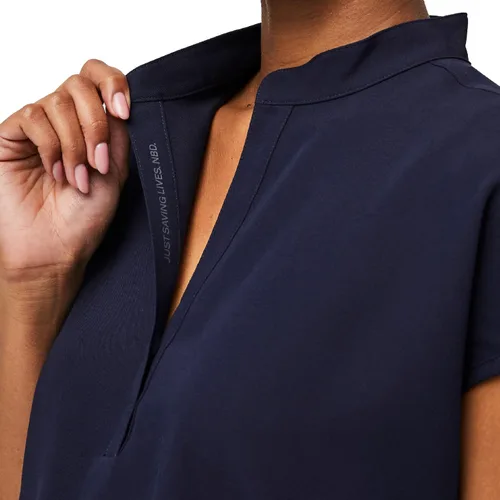 Miniatura 8 de Figs - Uniforme médico de mujer Rafaela, de dos bolsillos, cuello mandarín, ajuste holgado con elásticos suaves.