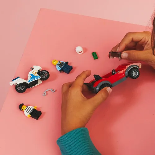 Miniatura 6 de LEGO City Police Bike Car Chase 60392, juguete con vehículo de carreras y juguetes de motocicleta para niños de 5 años más, idea de regalo