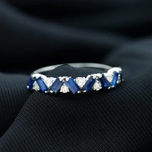 Miniatura 11 de Banda de media eternidad con baguette de zafiro azul certificada con moissanita en oro