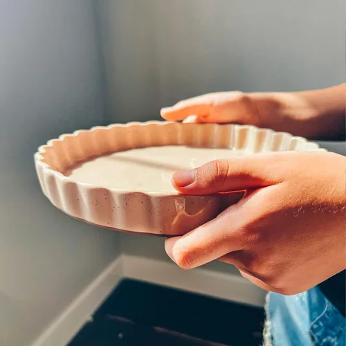 Miniatura 5 de MORA Molde de cerámica para tartas, fuente grande de porcelana de 9.5 pulgadas para tartas, quiche, pastel, flan, etc. Borde acanalado con volantes