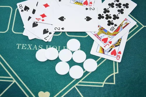Miniatura 7 de SmartDealsPro Juego de 100 contadores de aprendizaje de plástico opaco de 1 pulgada Mini fichas de juego de fichas de póquer con caja de Blanco