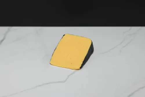 Miniatura 3 de Cuña de queso cheddar falso con cáscara negra