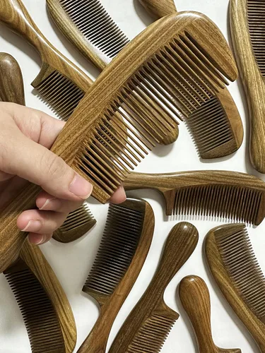 Miniatura 7 de Peine de sándalo verde afilado de dientes finos con asa, cepillo desenredante de pelo fino de madera para suavizar y peinar el cabello de precisión