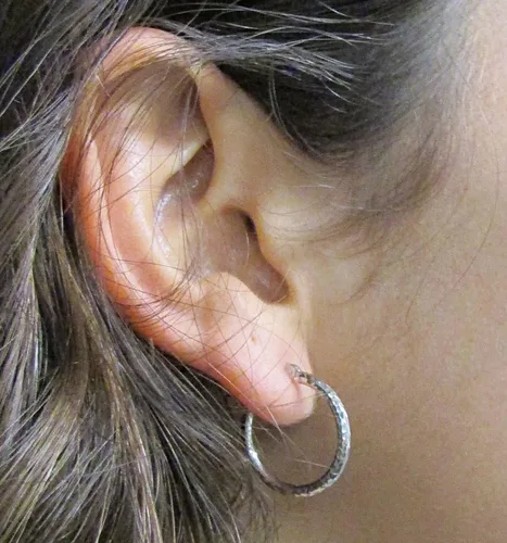 Miniatura 4 de Aretes de aro de oro blanco de 14 k con corte de diamante, (tubo de 0.079 in)
