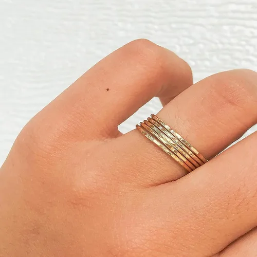 Miniatura 7 de Ellie J Maui Anillo martillado, anillos apilables delgados de 0.039 pulgadas (0.039 in), anillos minimalistas para mujeres, anillos rellenos de oro