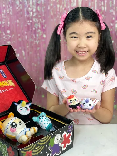 Miniatura 2 de Squeezamals World of Food - Juego de cuenco de sushi Chirashi para niños, juguete de peluche de 5 piezas, incluye mini peluches de comida perfumada