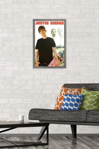 Miniatura 2 de Trends International Justin Bieber - Póster de pared de monopatín, 14.725 x 22.375 pulgadas, versión enmarcada de madera de granero