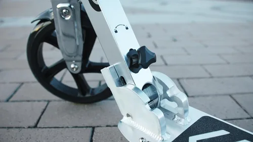 Miniatura 5 de Razor A5 DLX Patinete para niños de 8 años en adelante - Ruedas de uretano de 8", plegable, manubrio anti-traqueteo, para ciclistas de hasta 220 lbs