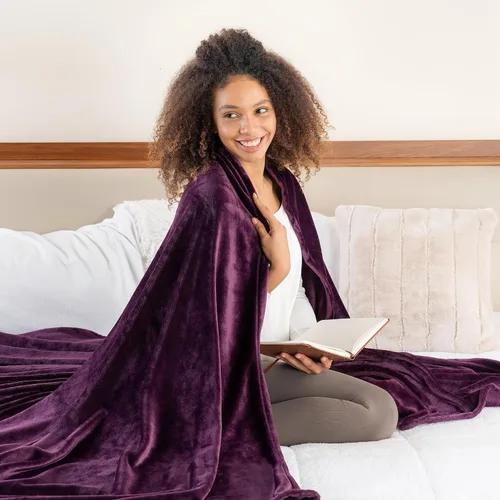 Miniatura 3 de Berkshire Blanket Classic VelvetLoft® - Manta de cama sólida tamaño Queen, manta ligera suave y mullida de felpa para cama y sofá, color morado