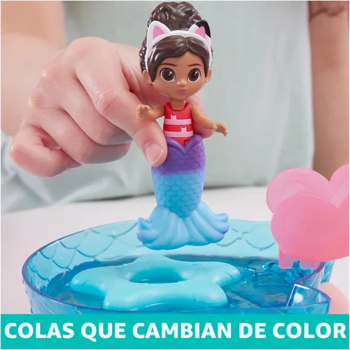 Miniatura 4 de Gabby's Dollhouse, Playset de Piscina Purr-ific con Figuras de Gabby y Mercat, Colas de Sirena que Cambian de Color y Accesorios de Piscina