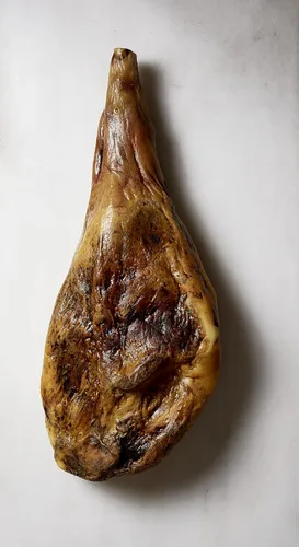 Miniatura 4 de MARCOS SALAMANCA Cerdo Ibérico Criado en Pastura Hueso Ibérico de Bellota Curado en Seco/Paleta 100% Ibérico de Bellota D.O Guijuelo