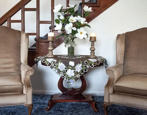 Miniatura 5 de Hermoso diseño floral de magnolia blanca y hojas verdes bordadas en lino de poliéster marrón (cuadrado de 33 pulgadas)