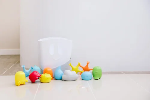 Miniatura 4 de Ubbi Set de regalo esencial para el tiempo del baño del bebé, recipiente de juguete de baño con drenaje de pie, apto para lavavajillas, blanco Set