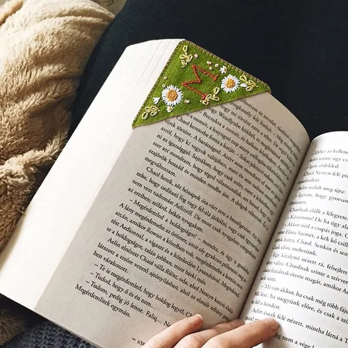Miniatura 2 de Marcapáginas de esquina bordado a mano personalizado, 26 letras con costura a mano de fieltro, marcapáginas de esquina con bordado de flores lindo