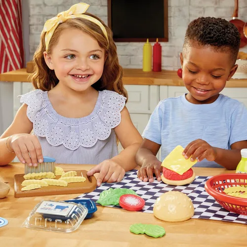 Miniatura 3 de Little Tikes Creative Chefs - Kit de hamburguesa con queso y papas fritas con 22 accesorios, juego de cocina para niños y niñas a partir de 3 años