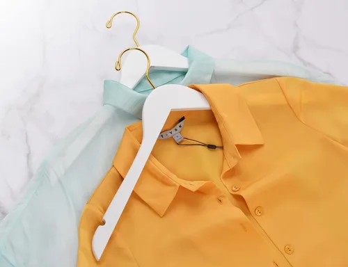 Miniatura 4 de Amber Home Paquete de 24 perchas de madera blanca con ganchos dorados, perchas de madera blanca para camisas con muescas para vestido, abrigo, novia