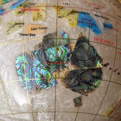 Miniatura 5 de GLOBO DE PIEDRAS DE MADRE NÁCARLA DE 14" con soporte dorado