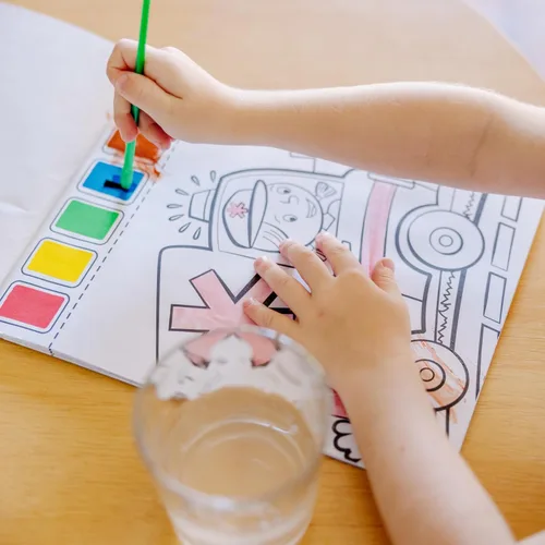 Miniatura 7 de Melissa & Doug Pintar con agua - Vehículos, 20 páginas perforadas con paletas a prueba de derrames