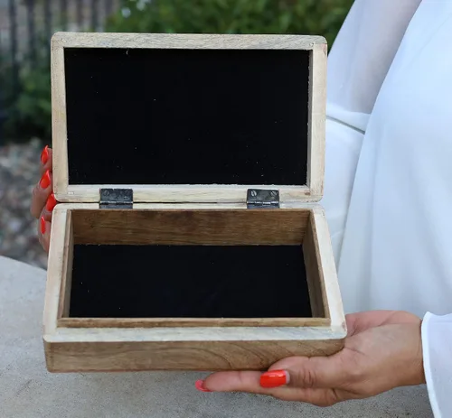Miniatura 2 de DharmaObjects Caja de almacenamiento de madera tallada a mano para joyería (Triple Moon, grande)