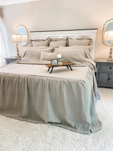 Piper Classics Provincial Linen - Colcha con volantes beige natural, 56 pulgadas de ancho x 78 pulgadas de largo, falda con volantes en 3 lados con